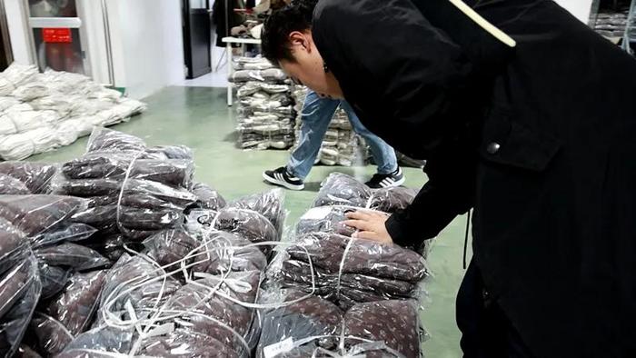 江苏南通羽绒被以丝代绒行业乱象曝光，消费者权益维护引关注